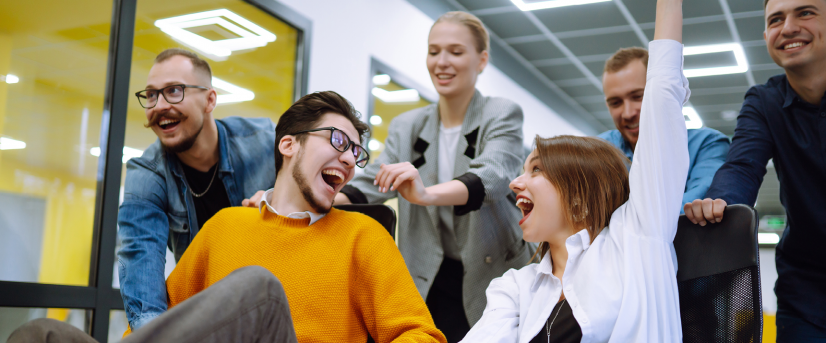 Ridere a lavoro fa bene. Colleghi che ridono