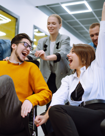 Ridere a lavoro fa bene.  Colleghi che ridono